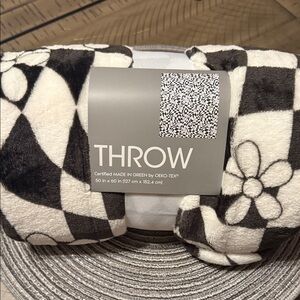 2/$10
Cozy Black and White Throw Blanket 50x60 nwt